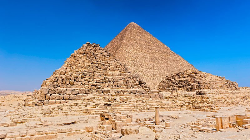 queens-pyramids-cairo-egypt.jpg