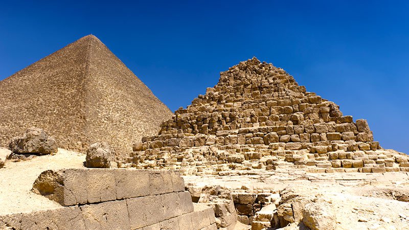 queens-pyramids-cairo-egypt.jpg